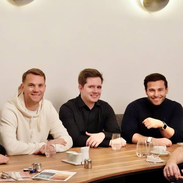 Fußballprofi Manuel Neuer (links) ist der wichtigste Investor bei VoteBase: Maximilian Pieters (mitte) und Payman Supervizer sind begeistert, ihn mit im Boot zu haben und sehen in ihm eine echte Bereicherung.