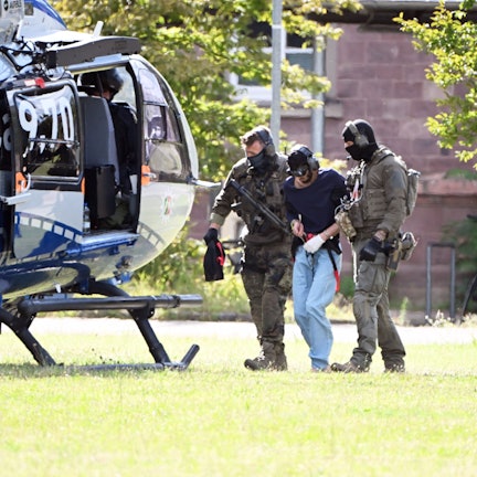 Der mutmassliche Täter des Messerangriffs von Solingen wird von SEK-Beamten zu einem Hubschrauber gebracht. Er hätte längst ausgewiesen werden können.