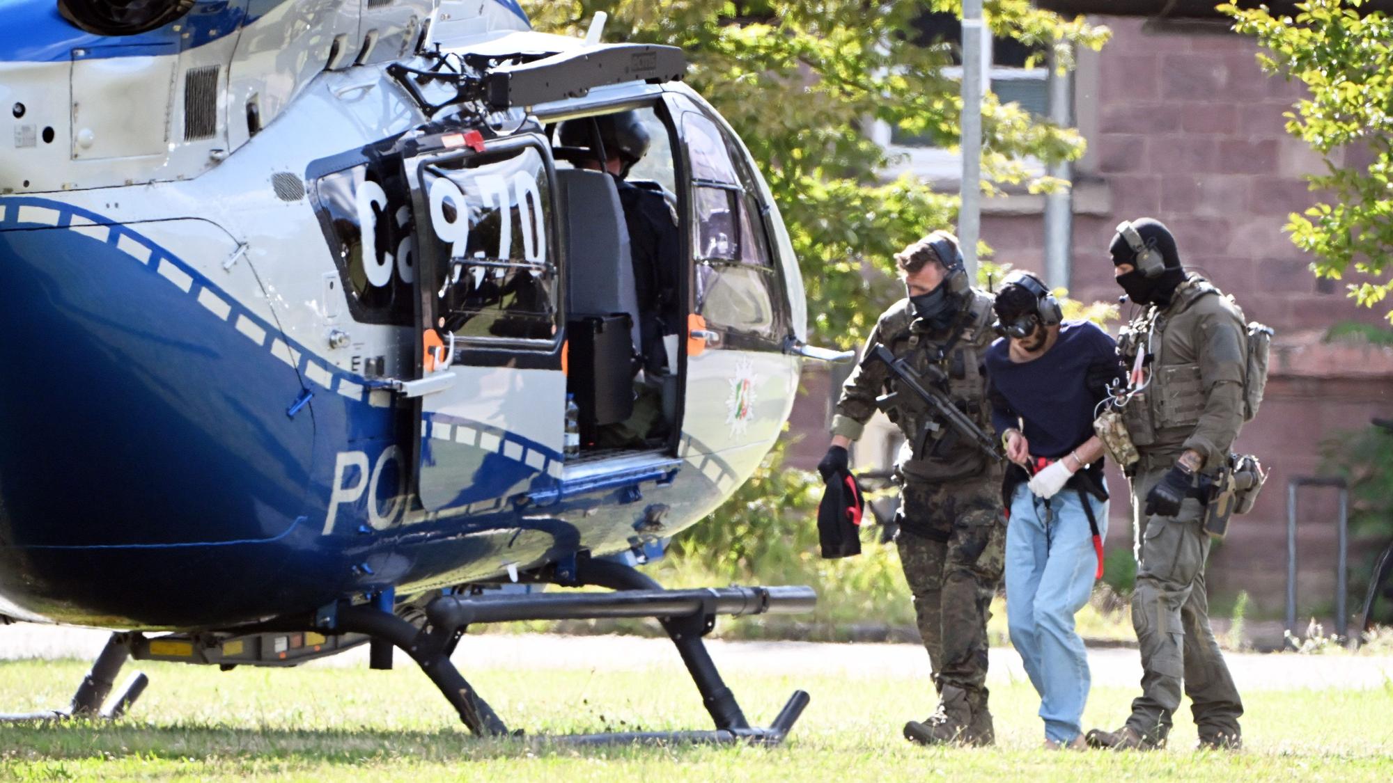 Der mutmassliche Täter des Messerangriffs von Solingen wird von SEK-Beamten zu einem Hubschrauber gebracht. Er hätte längst ausgewiesen werden können.