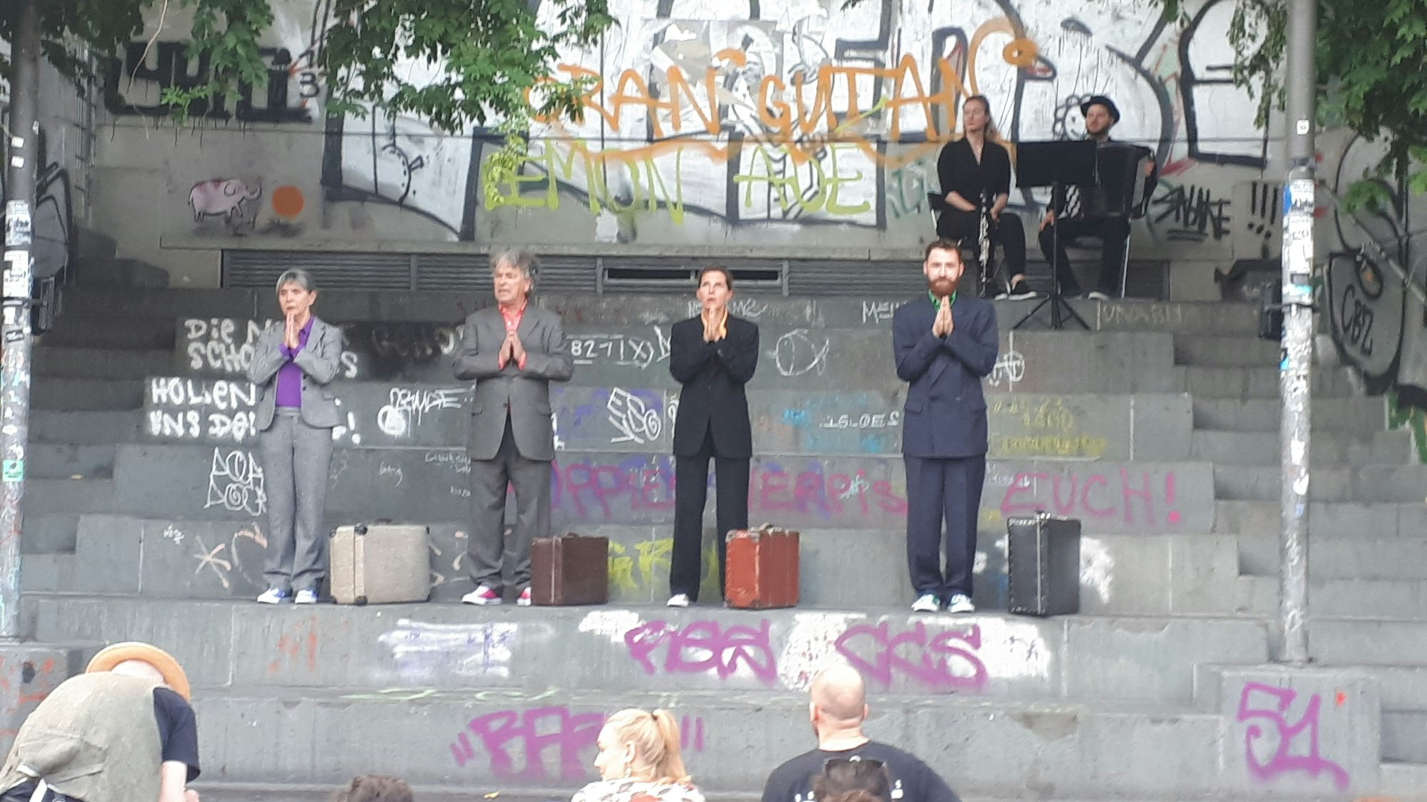 Szene von der Aufführung von „Was das Nashorn sah, als es auf die andere Seite des Zauns schaute“ auf dem „Taj Mahal“ des Nippeser Wilhelmplatzes.