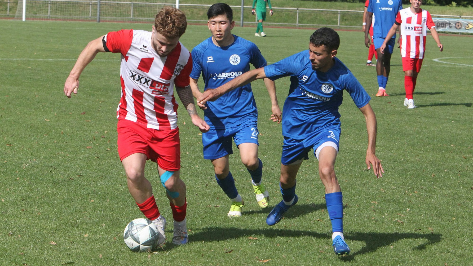 Kai Schusters (links) und der FC Hennef 05 geben eine Führung in letzter Sekunde aus der Hand.