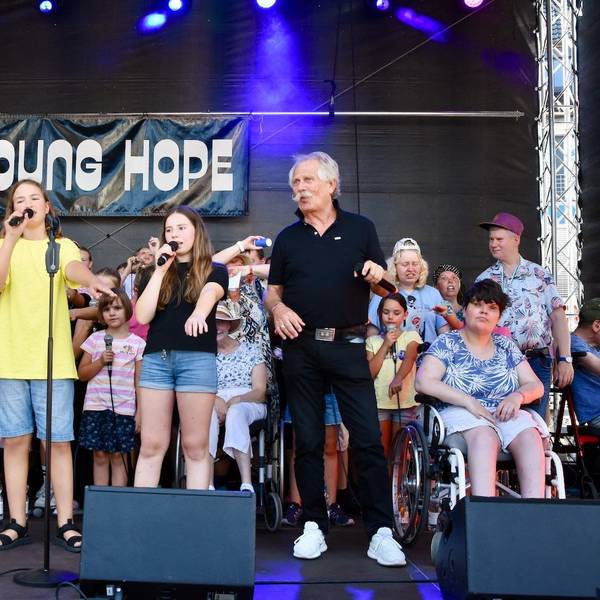 Eitorf Live, inklusives Fest auf dem Marktplatz.
Schirmherr Henning Krautmacher fühlte sich neben den Young Hope Kids und dem Villa Gauhe Chor sichtlich wohl.