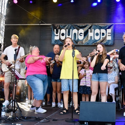 Eitorf Live, inklusives Fest auf dem Marktplatz.
Schirmherr Henning Krautmacher fühlte sich neben den Young Hope Kids und dem Villa Gauhe Chor sichtlich wohl.