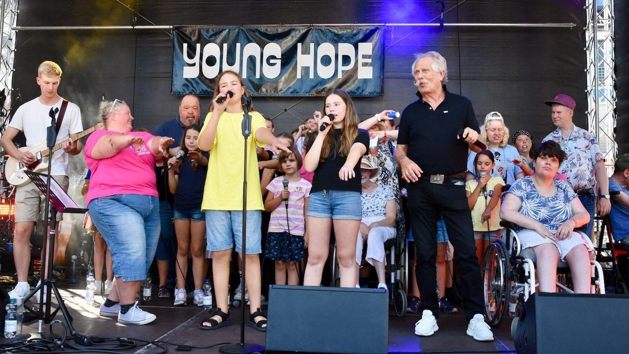 Eitorf Live, inklusives Fest auf dem Marktplatz.
Schirmherr Henning Krautmacher fühlte sich neben den Young Hope Kids und dem Villa Gauhe Chor sichtlich wohl.