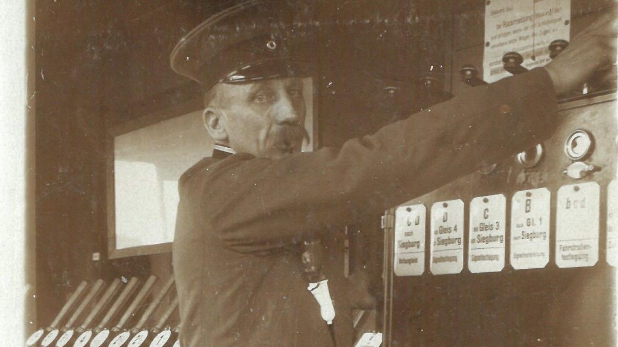 Johann Strawe bei der Arbeit als Bahnhofsvorsteher.