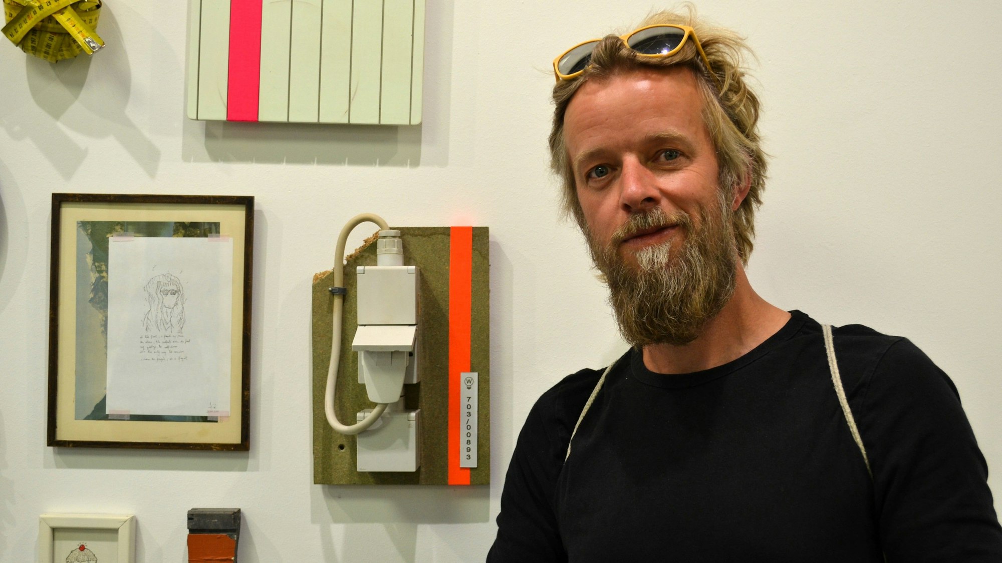 Didier Scheuren neben einer seiner Arbeiten.