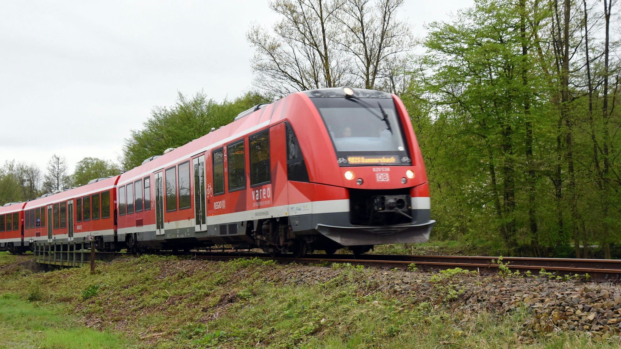 Die Regionalbahn RB 25, unterwegs bei Engelskirchen.