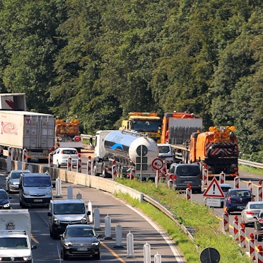 Ein schwer beschädigter Lkw steht in der Nacht (27.8.) auf der A4 bei Bensberg. Feuerwehr und Polizei sind im Einsatz, die Unfallstelle ist ausgeleuchtet.
