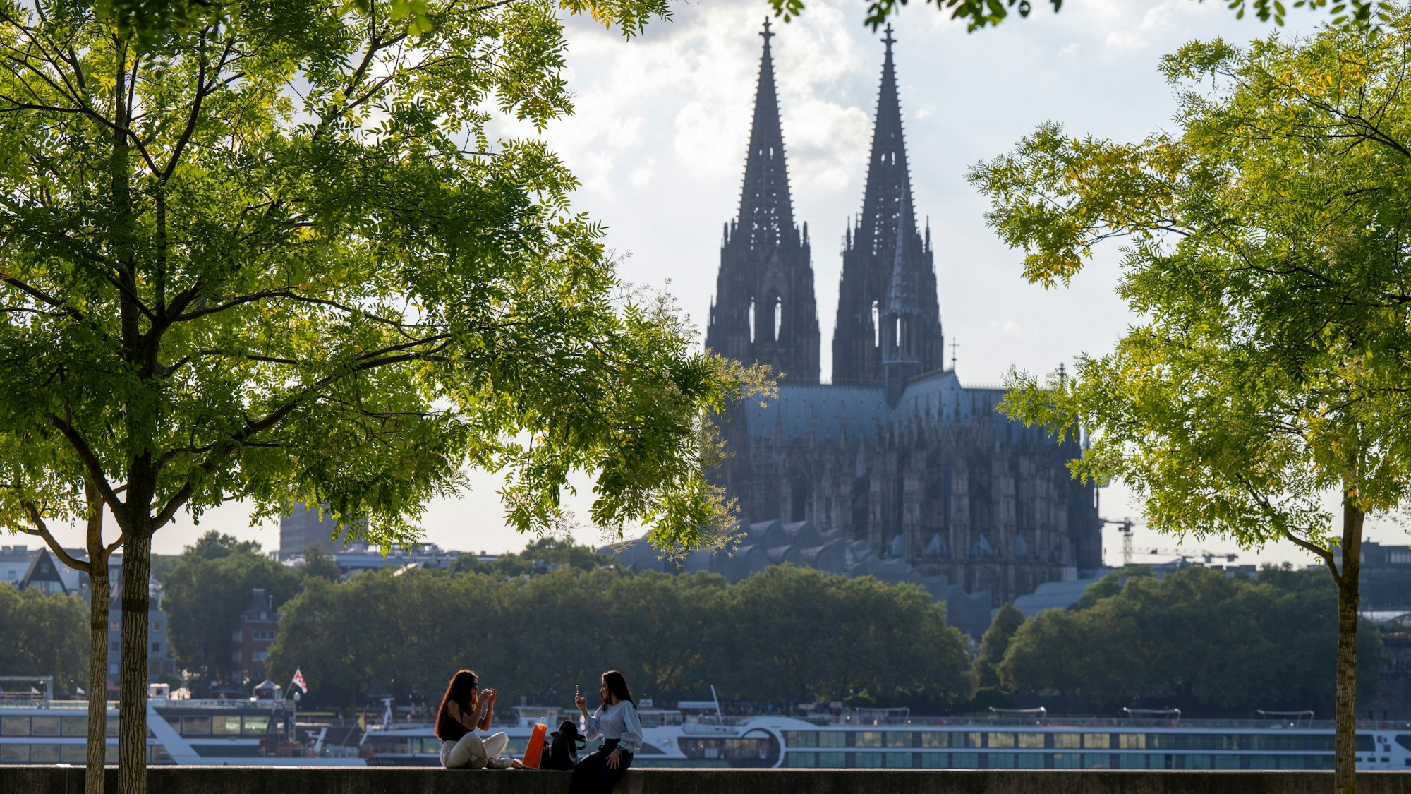 Abends am Rheinbulevard in Köln. (Symbolbild)