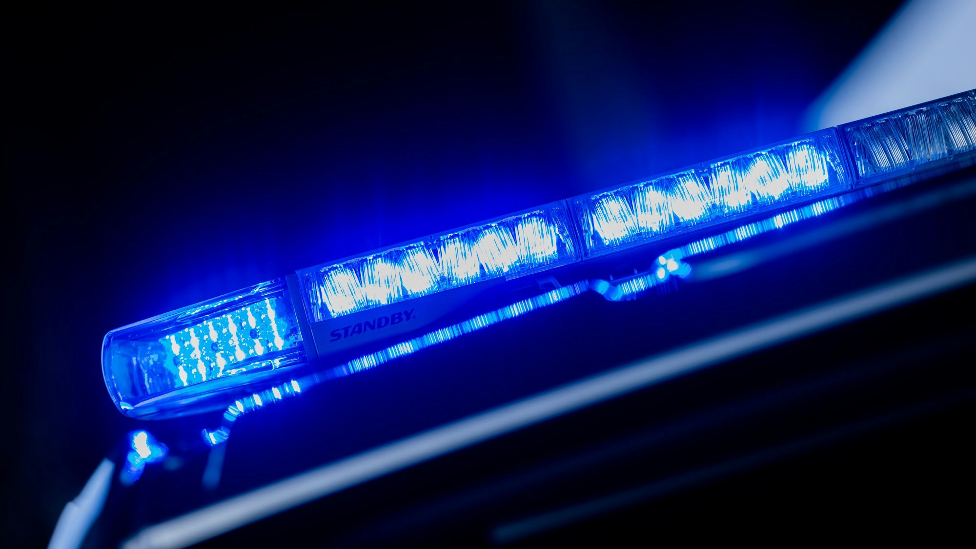 Auf der Luxemburger Straße in Köln-Sülz sind ein Pkw und ein Pkw kollidiert (Blaulicht-Symbolbild).