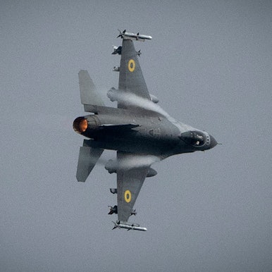 Ein F-16-Kampfjet der ukrainischen Luftwaffe in der Luft.