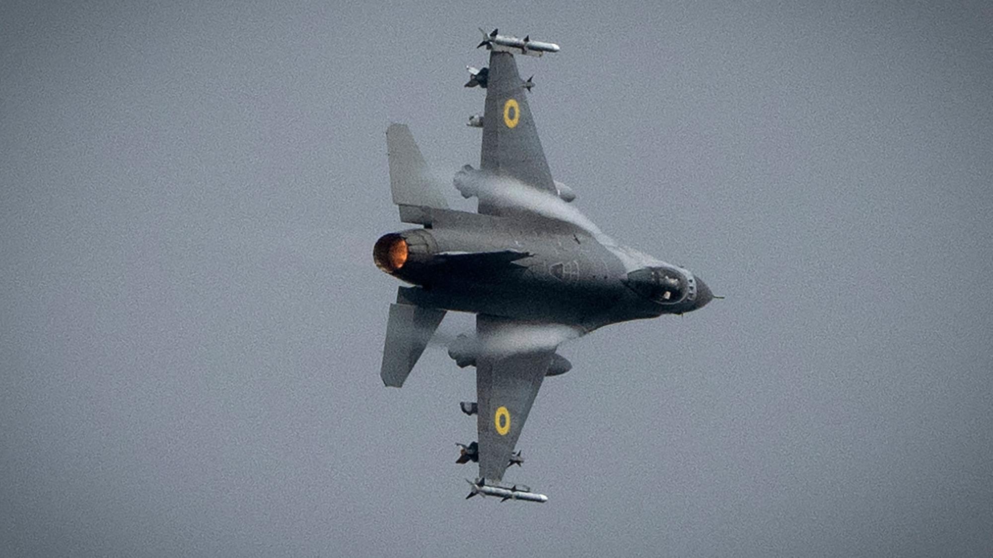 Ein F-16-Kampfjet der ukrainischen Luftwaffe in der Luft.