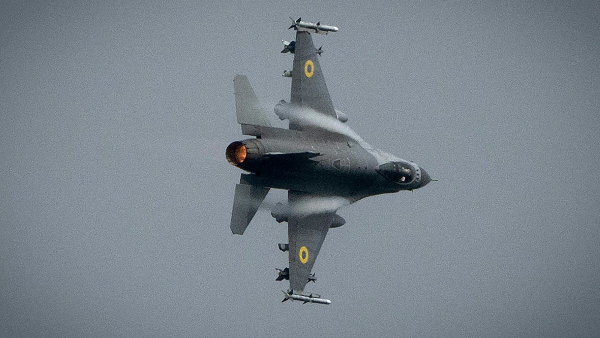 Ein F-16-Kampfjet der ukrainischen Luftwaffe in der Luft (Symbolbild).