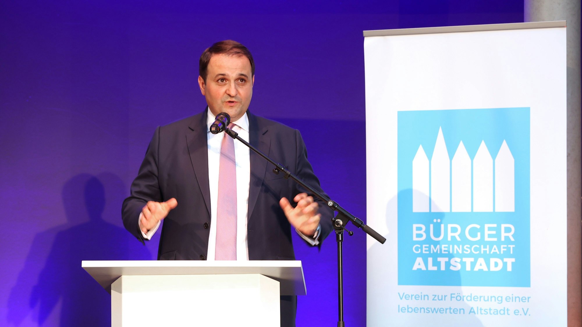 NRW-Europaminister Nathanael Liminski vor einem Rdnerpult