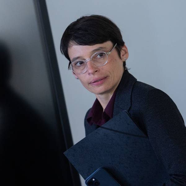 NRW-Flüchtlingsministerin Josefine Paul (Grüne) vor einem Mediengespräch zum Anschlag in Solingen.