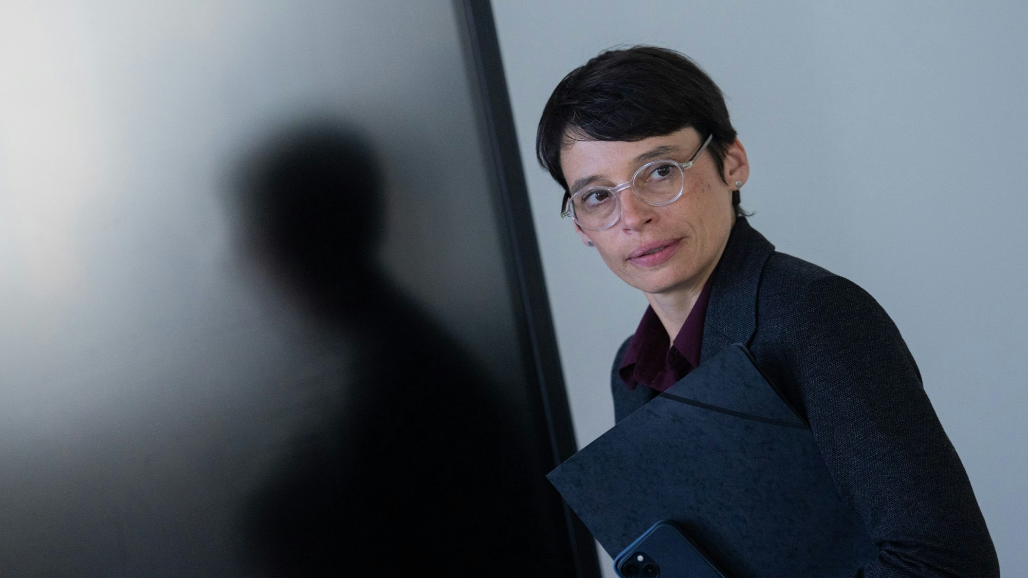 NRW-Flüchtlingsministerin Josefine Paul (Grüne) vor einem Mediengespräch zum Anschlag in Solingen.