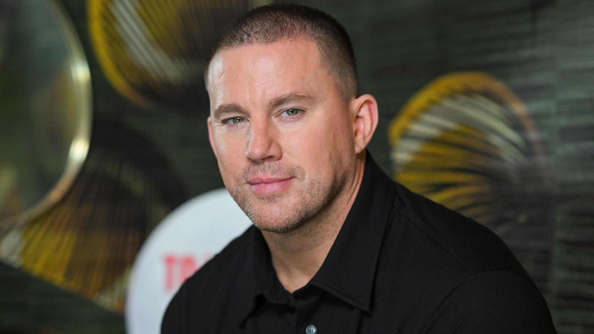 Der Schauspieler Channing Tatum sitzt auf einem Sofa bei einem Interview mit der Deutschen Presse-Agentur nach der Deutschlandpremiere des Films „To the moon“ im Kino Zoo Palast.