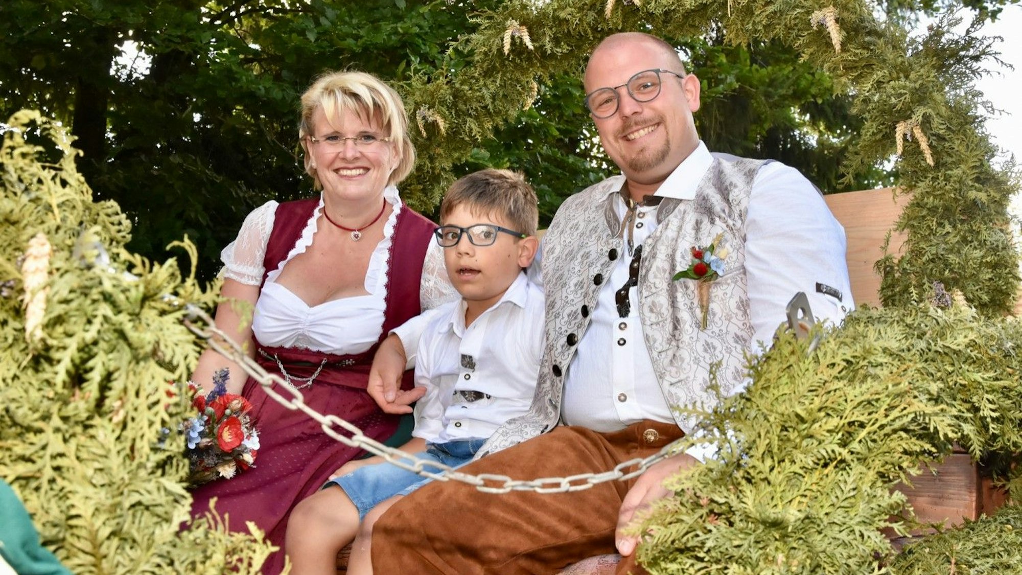 Das Erntepaar 2024: Michael und Sabrina Siebert mit Lukas auf dem Festwagen.