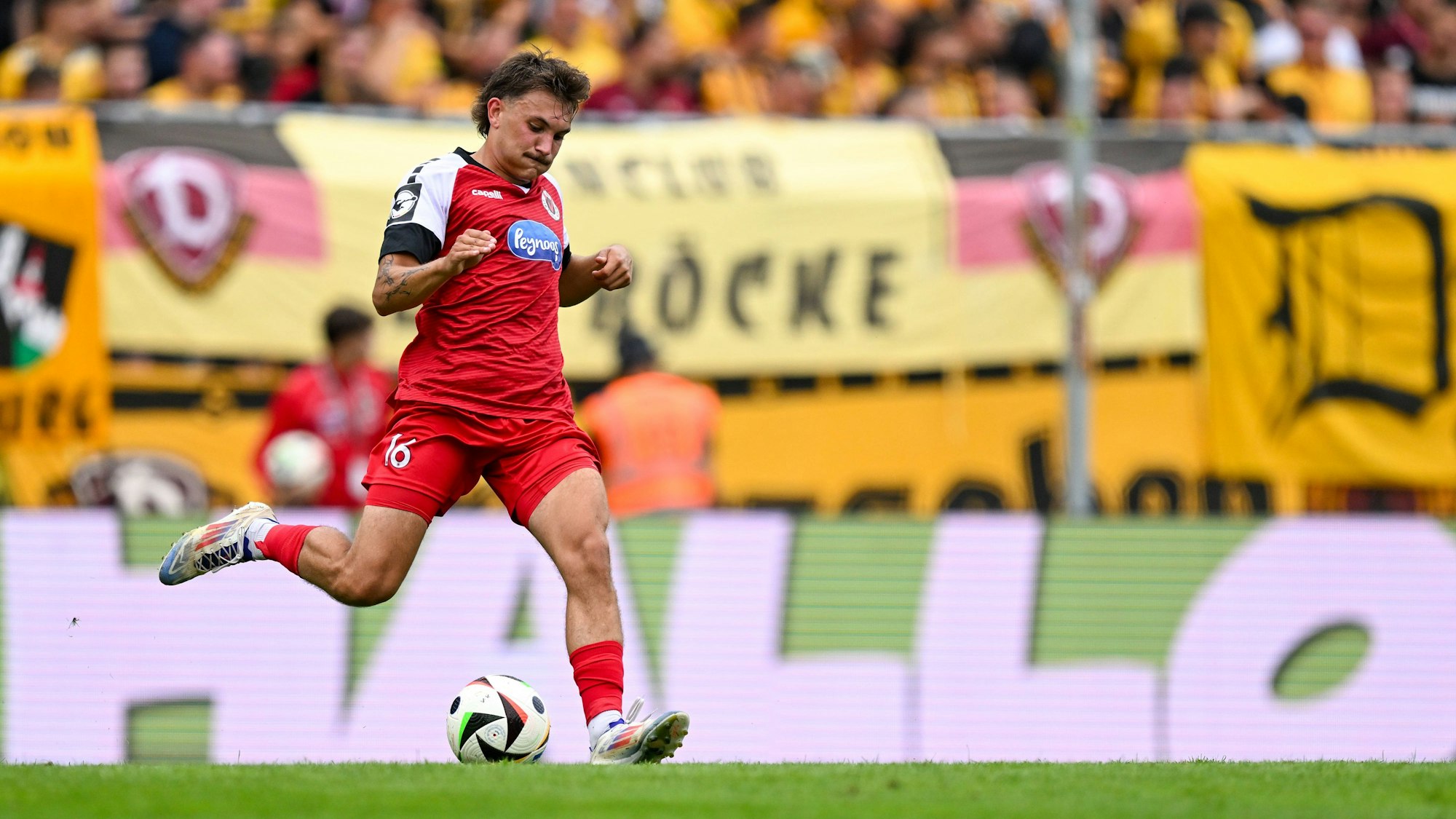 3. Liga - FC Viktoria Köln - SG Dynamo Dresden am 04.08.2025 im Stadion im Sportpark Höhenberg in Köln Florian Engelhardt Koeln am Ball. *** 3 Liga FC Viktoria Köln SG Dynamo Dresden on 04 08 2025 at the stadium in the Sportpark Höhenberg in Cologne Florian Engelhardt Koeln on the ball MT