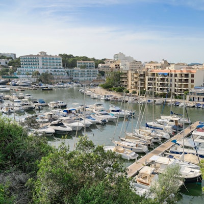 Der Jachthafen von Porto Cristo auf Mallorca (Archivbild). Hier liegt eine deutsche Jacht, die in einen tödlichen Unfall verwickelt sein soll.