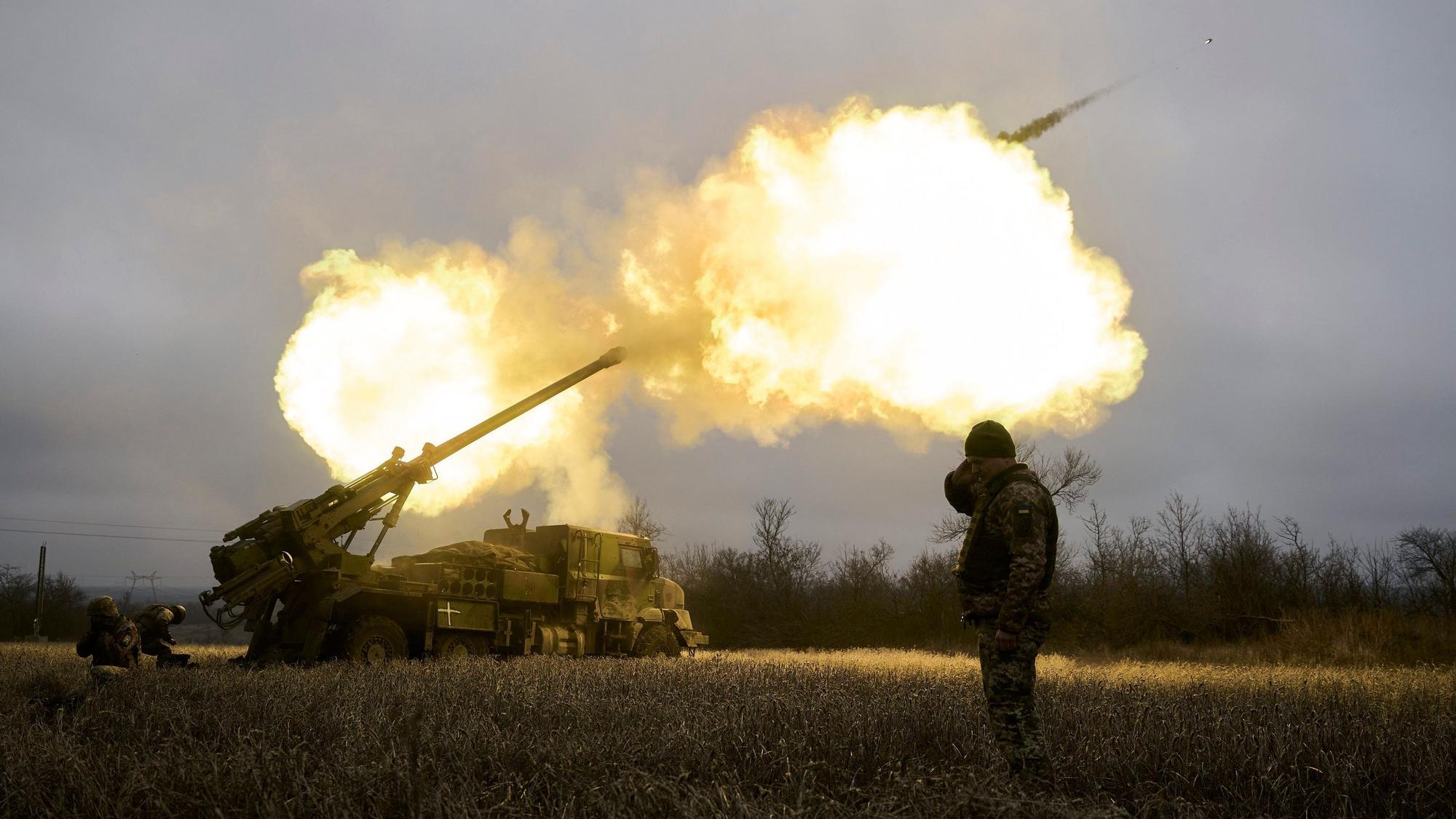 ARCHIV - 26.12.2022, Ukraine, Awdijiwka: Ukrainische Soldaten feuern eine Haubitze auf russische Stellungen. Auch russisches Grenzgebiet gerät dabei immer wieder unter Feuer. (zu dpa: «Tote und Verletzte durch ukrainischen Beschuss in Belgorod») Foto: Libkos/AP/dpa +++ dpa-Bildfunk +++