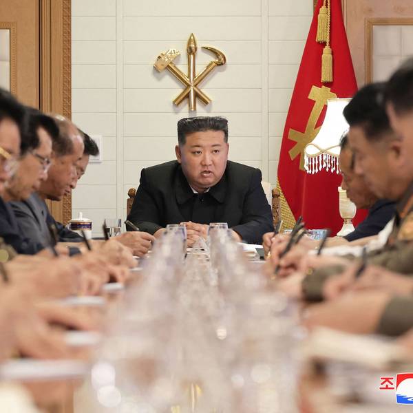 Nordkoreas Diktator Kim Jong Un bei einer Besprechung.