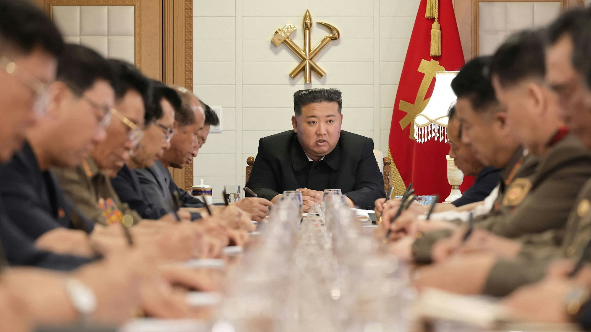 Nordkoreas Diktator Kim Jong Un bei einer Besprechung.