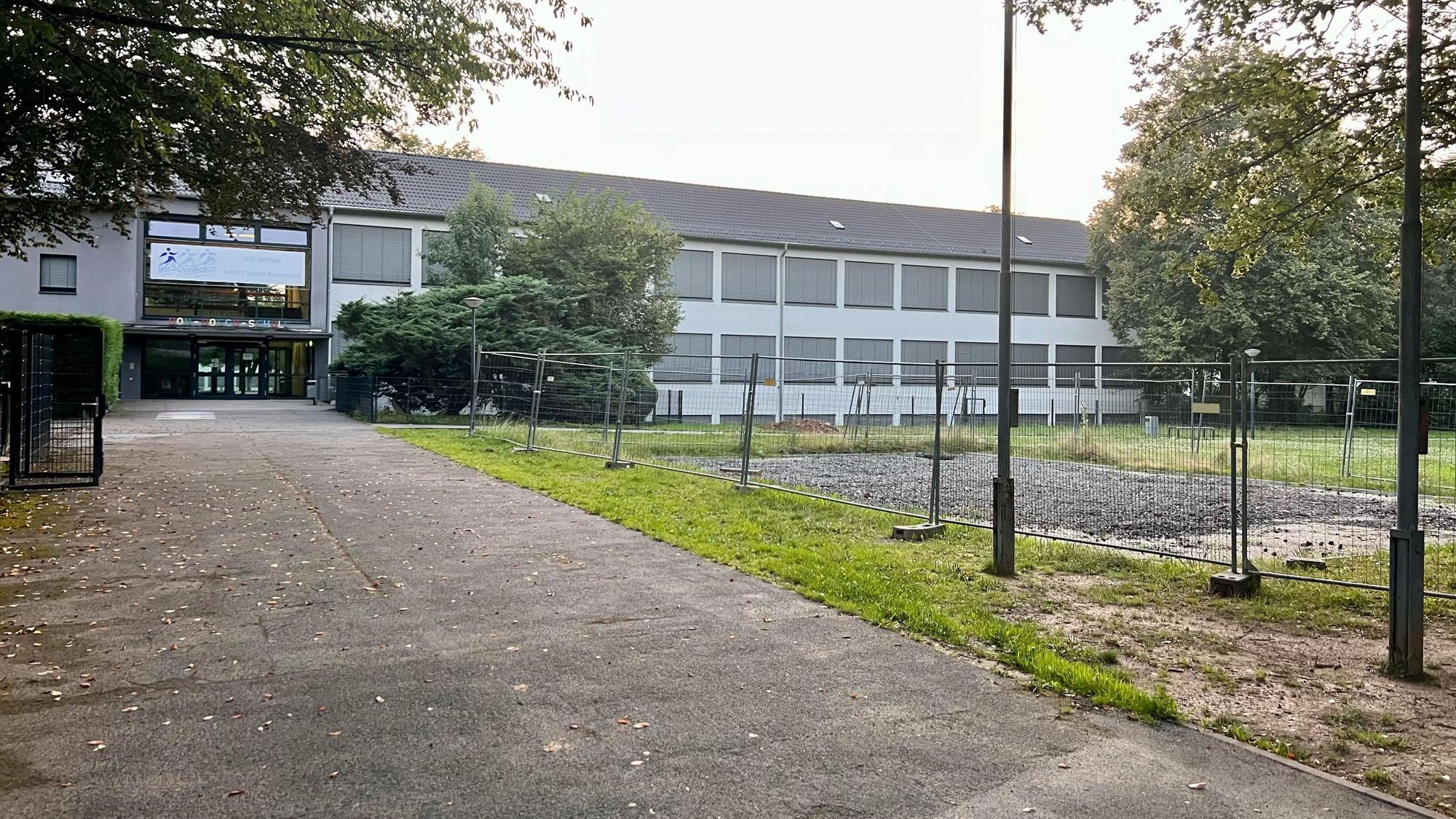 Die Don-Bosco-Schule soll vorübergehend ab dem Schuljahr 2025/26 um 1,5 Züge auf dann fünf Züge erweitert werden.