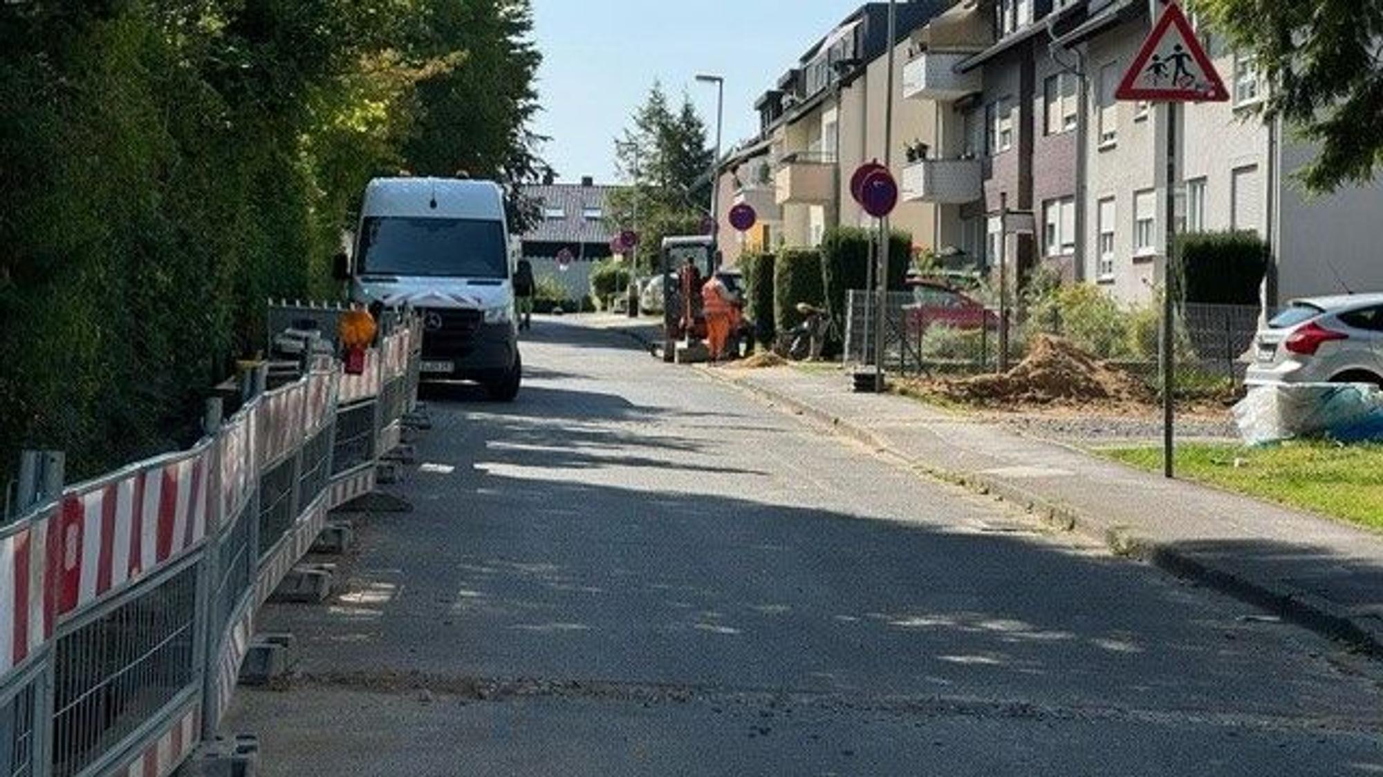 Der Gehweg in der Straße Im Kirchfeld ist komplett weg.