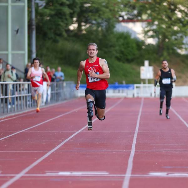 Der 29-jährige Johannes Floors vom TSV Bayer 04 Leverkusen tritt bei den Paralympics in Paris im 100-Meter und 400-Meter-Sprint an. Er holte zuvor bereits zweimal Gold und einmal Bronze und erzielte Erfolge bei der EM und WM.