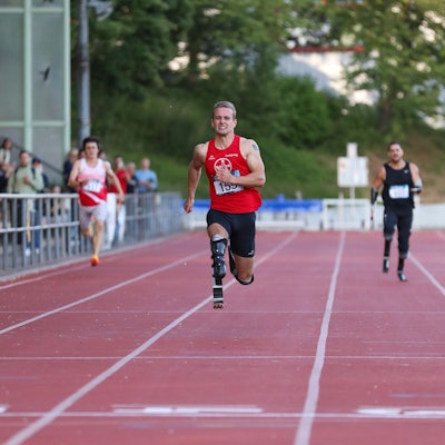 Der 29-jährige Johannes Floors vom TSV Bayer 04 Leverkusen tritt bei den Paralympics in Paris im 100-Meter und 400-Meter-Sprint an. Er holte zuvor bereits zweimal Gold und einmal Bronze und erzielte Erfolge bei der EM und WM.