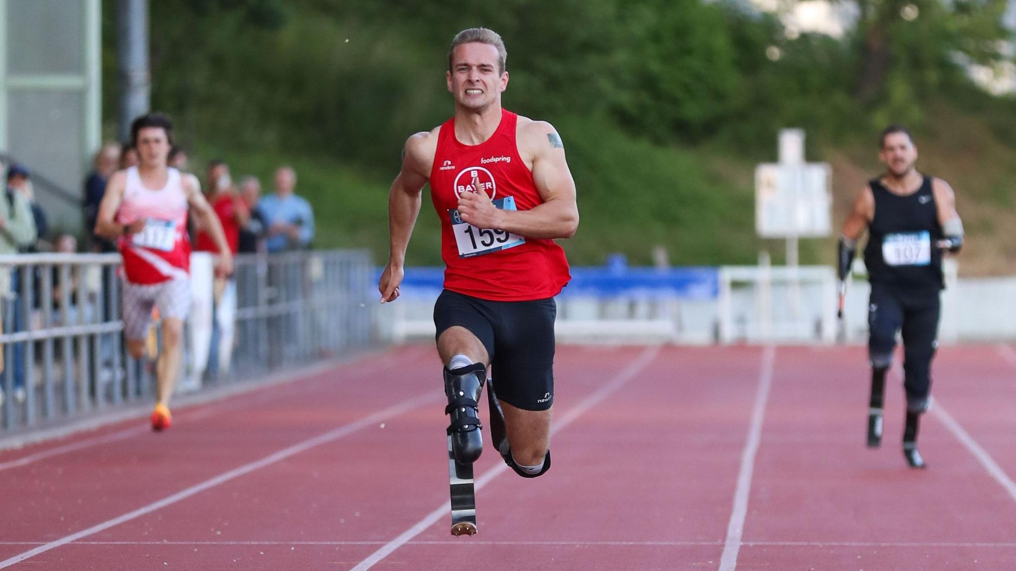 Der 29-jährige Johannes Floors vom TSV Bayer 04 Leverkusen tritt bei den Paralympics in Paris im 100-Meter und 400-Meter-Sprint an. Er holte zuvor bereits zweimal Gold und einmal Bronze und erzielte Erfolge bei der EM und WM.