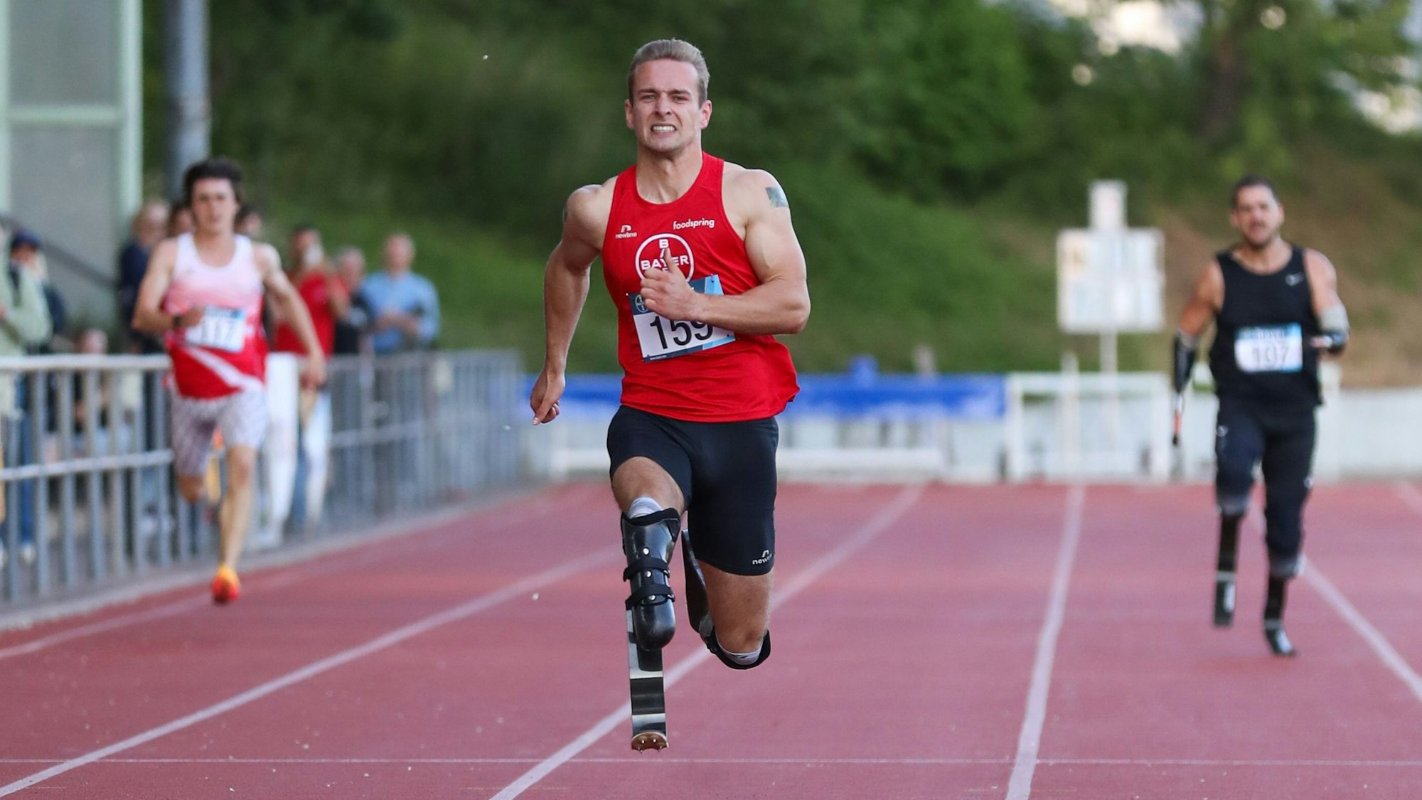 Der 29-jährige Johannes Floors vom TSV Bayer 04 Leverkusen tritt bei den Paralympics in Paris im 100-Meter und 400-Meter-Sprint an. Er holte zuvor bereits zweimal Gold und einmal Bronze und erzielte Erfolge bei der EM und WM.