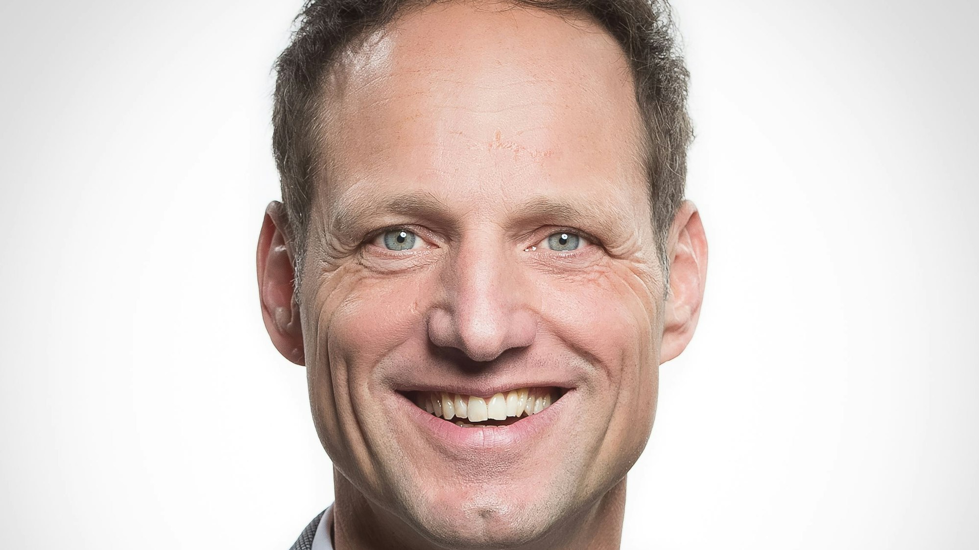 Der 49-jährige Rösrather Stephan Braun lächelt in die Kamera.