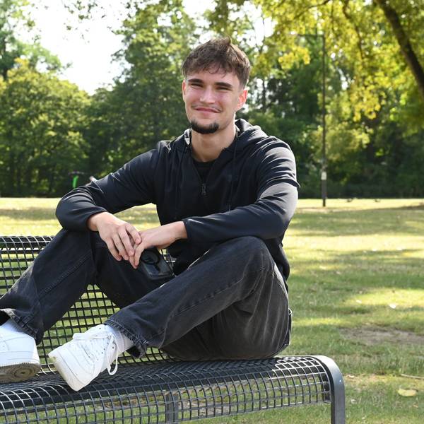26.08.2024 Köln. Paul Ranscht sitzt auf einer Bank am Aachener Weiher.
