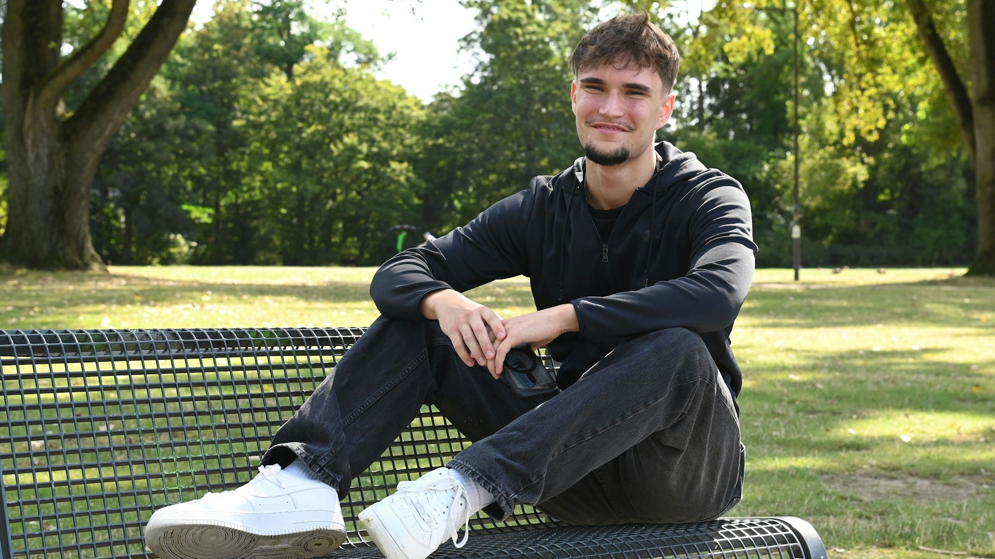 26.08.2024 Köln. Paul Ranscht sitzt auf einer Bank am Aachener Weiher.