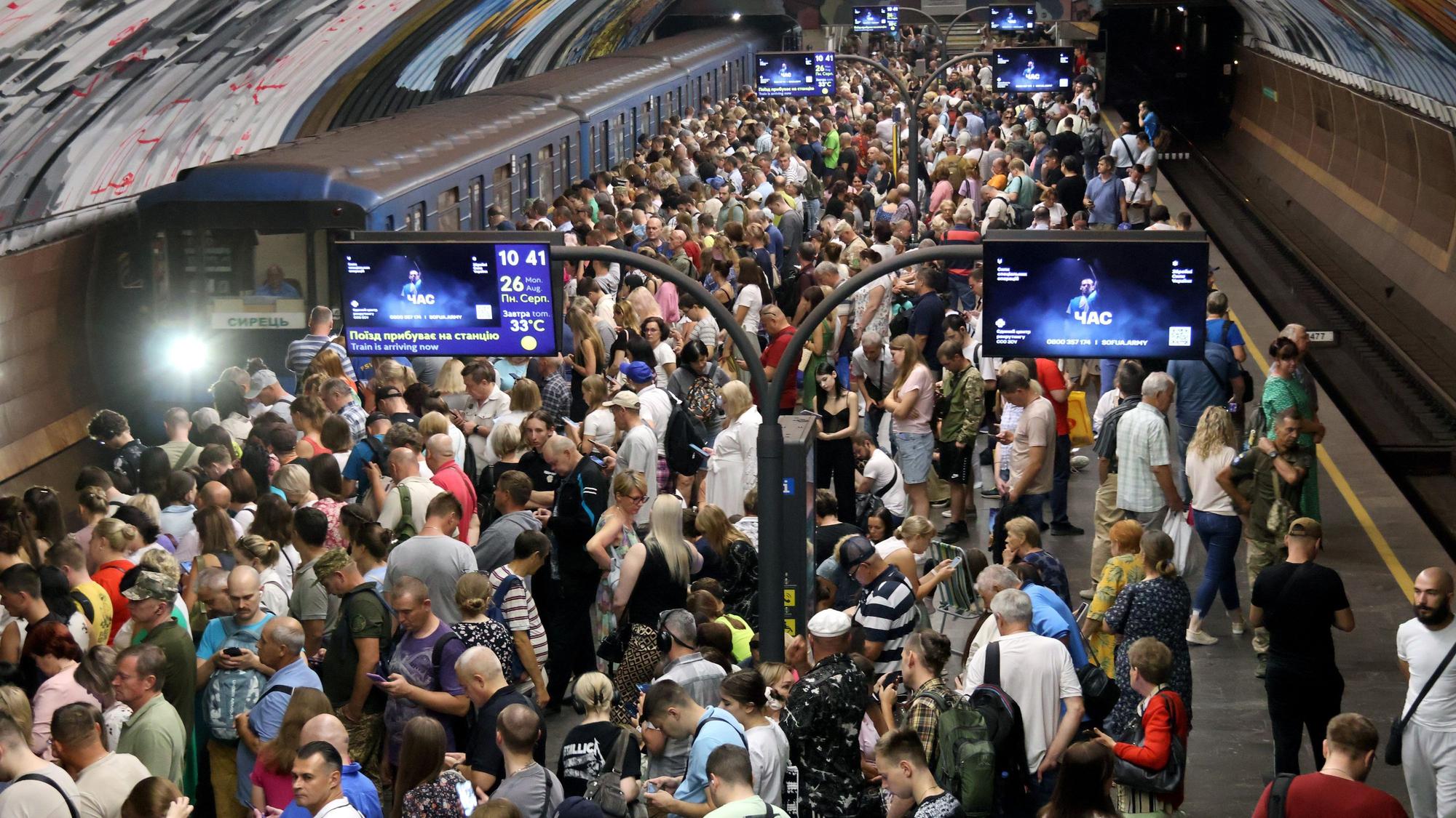 Während des massiven russischen Drohnen- und Raketenangriffs auf die Ukraine drängen sich Menschen auf dem Bahnsteig, als in der Metrostation Osokorky der Luftangriffsalarm ausgelöst wird.