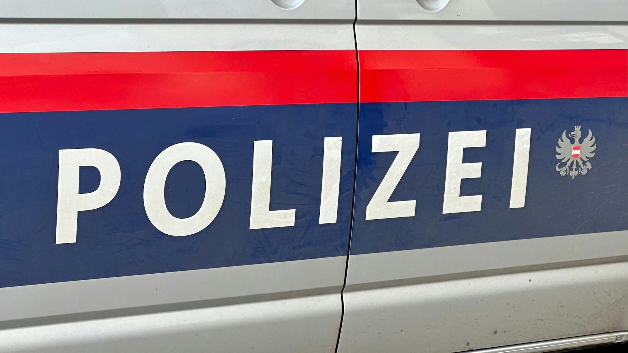 Der Schriftzug „Polizei“ auf einem österreichischen Polizeiauto.