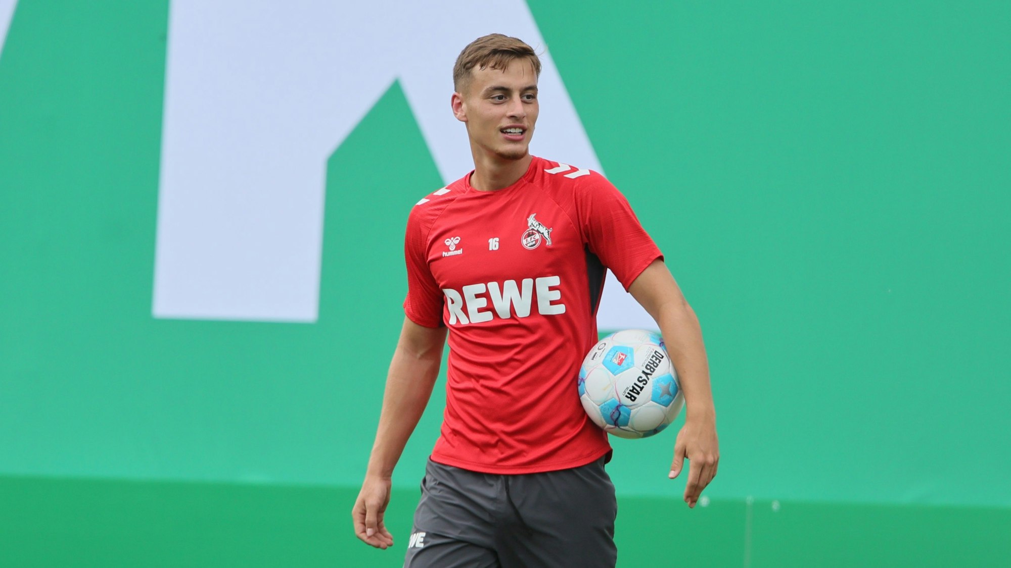 Marvin Obuz, Außenstürmer des 1. FC Köln, lacht im Training.