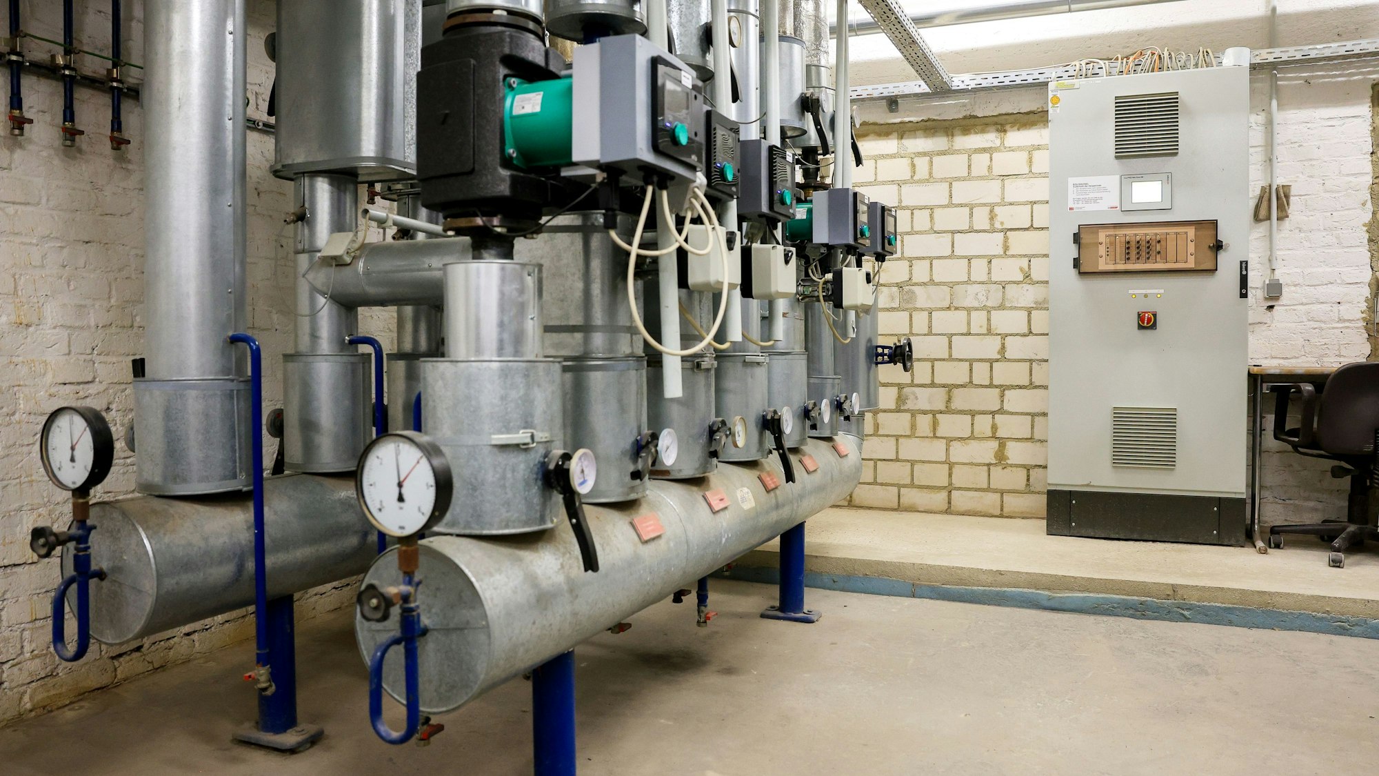 Steuerungseinheit einer Heizungsanlage im Keller eines Gymnasiums
