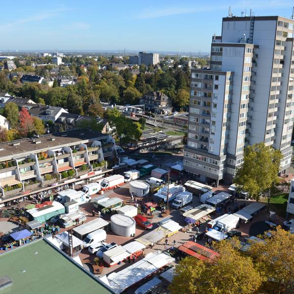 Zu sehen ist der Wochenmarkt auf dem Balthasar-Neumann-Platz aus der Vogelperspektive.