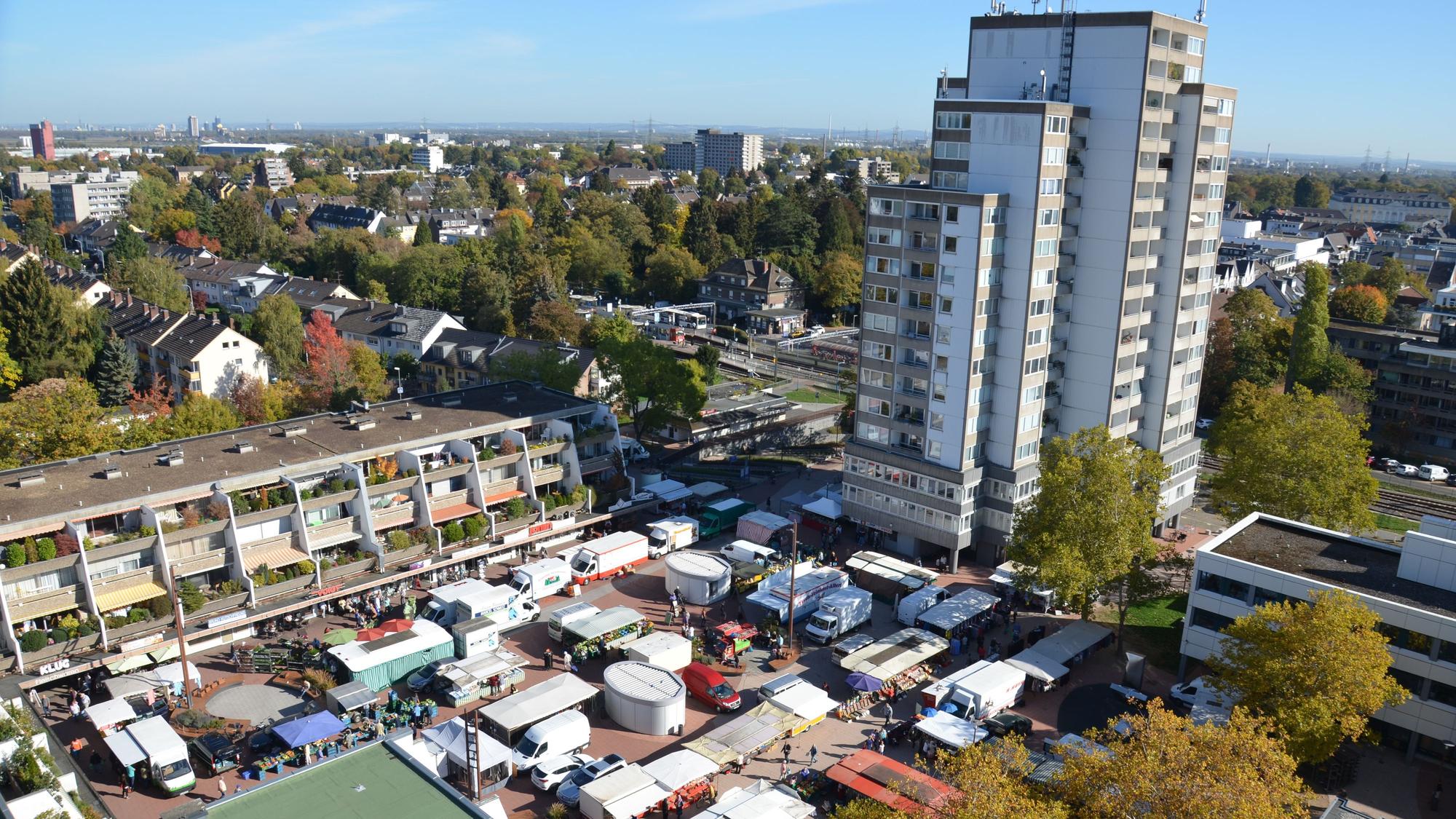 Zu sehen ist der Wochenmarkt auf dem Balthasar-Neumann-Platz aus der Vogelperspektive.