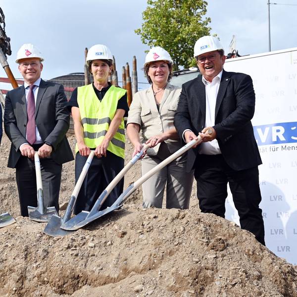 Detlef Althoff, Reiner Limbach, Jasna Moritz, Anne Henk-Hollstein, Thomas Böll beim ersten Spatenstich für den LVR-Neubau am Ottoplatz
