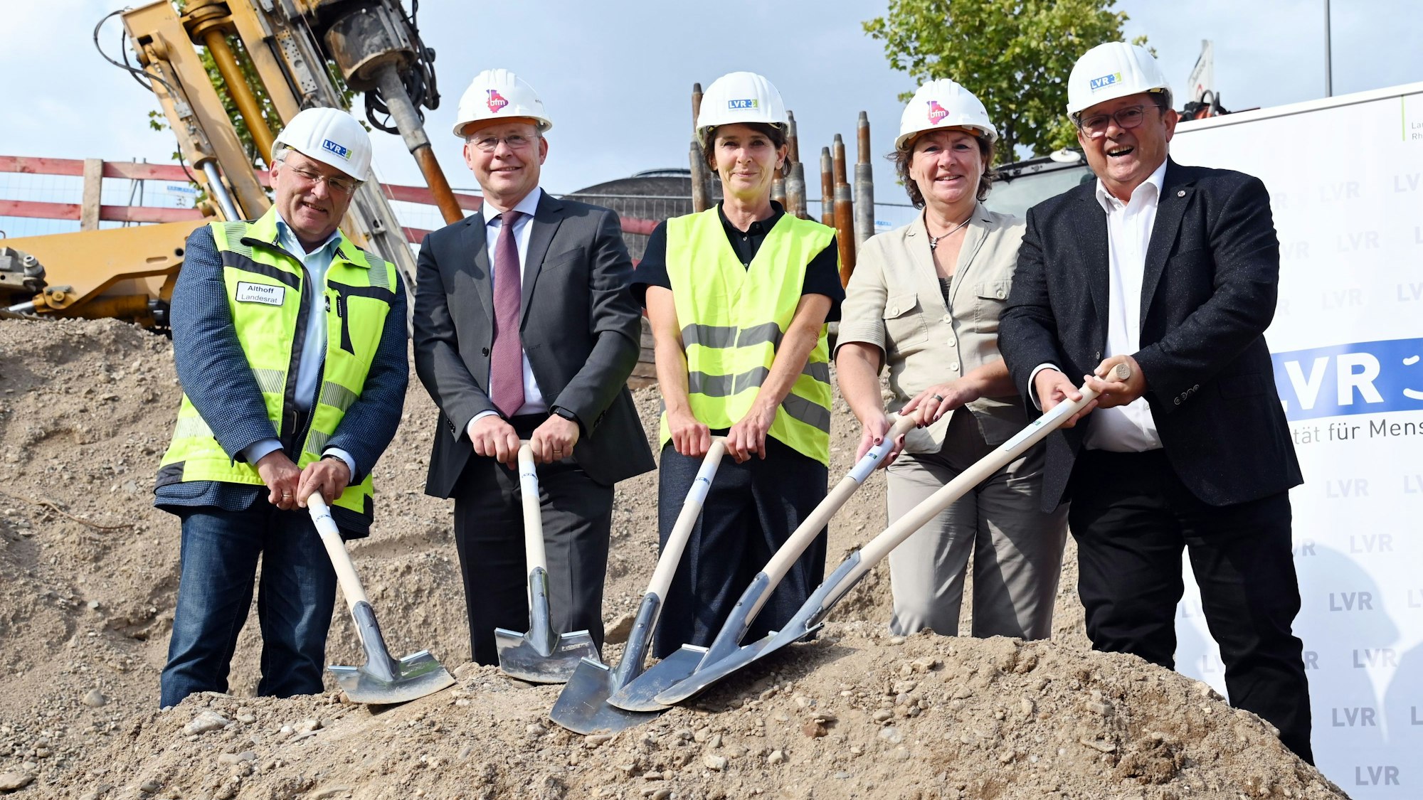 Detlef Althoff, Reiner Limbach, Jasna Moritz, Anne Henk-Hollstein, Thomas Böll beim ersten Spatenstich für den LVR-Neubau am Ottoplatz