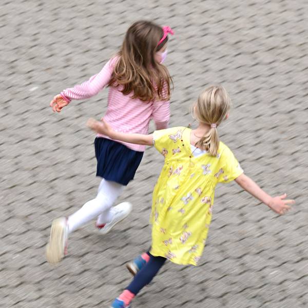 Schülerinnen der Robert-Schumann-Grundschule in Wiesbaden rennen in der Pause auf den Schulhof. Hier werden Mädchen und Jungen zusammen unterrichtet. Es gibt aber auch immer noch einige reine Mädchenschulen in Hessen. (zu dpa "Getrennt nach Geschlecht - immer noch gibt es Mädchenschulen") +++ dpa-Bildfunk +++
