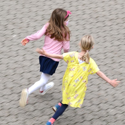 Schülerinnen der Robert-Schumann-Grundschule in Wiesbaden rennen in der Pause auf den Schulhof. Hier werden Mädchen und Jungen zusammen unterrichtet. Es gibt aber auch immer noch einige reine Mädchenschulen in Hessen. (zu dpa "Getrennt nach Geschlecht - immer noch gibt es Mädchenschulen") +++ dpa-Bildfunk +++