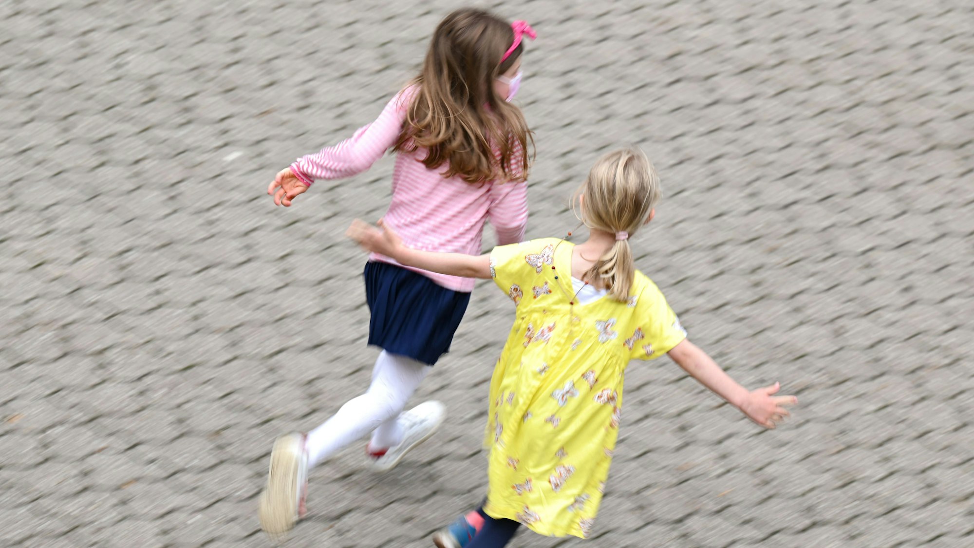 Schülerinnen der Robert-Schumann-Grundschule in Wiesbaden rennen in der Pause auf den Schulhof. Hier werden Mädchen und Jungen zusammen unterrichtet. Es gibt aber auch immer noch einige reine Mädchenschulen in Hessen. (zu dpa "Getrennt nach Geschlecht - immer noch gibt es Mädchenschulen") +++ dpa-Bildfunk +++