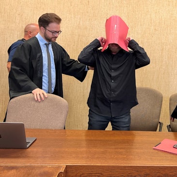 Der Angeklagte Norman S. (54) beim Prozessauftakt mit seinen Verteidigern Maximilian Klefenz und Frank Hatlé.