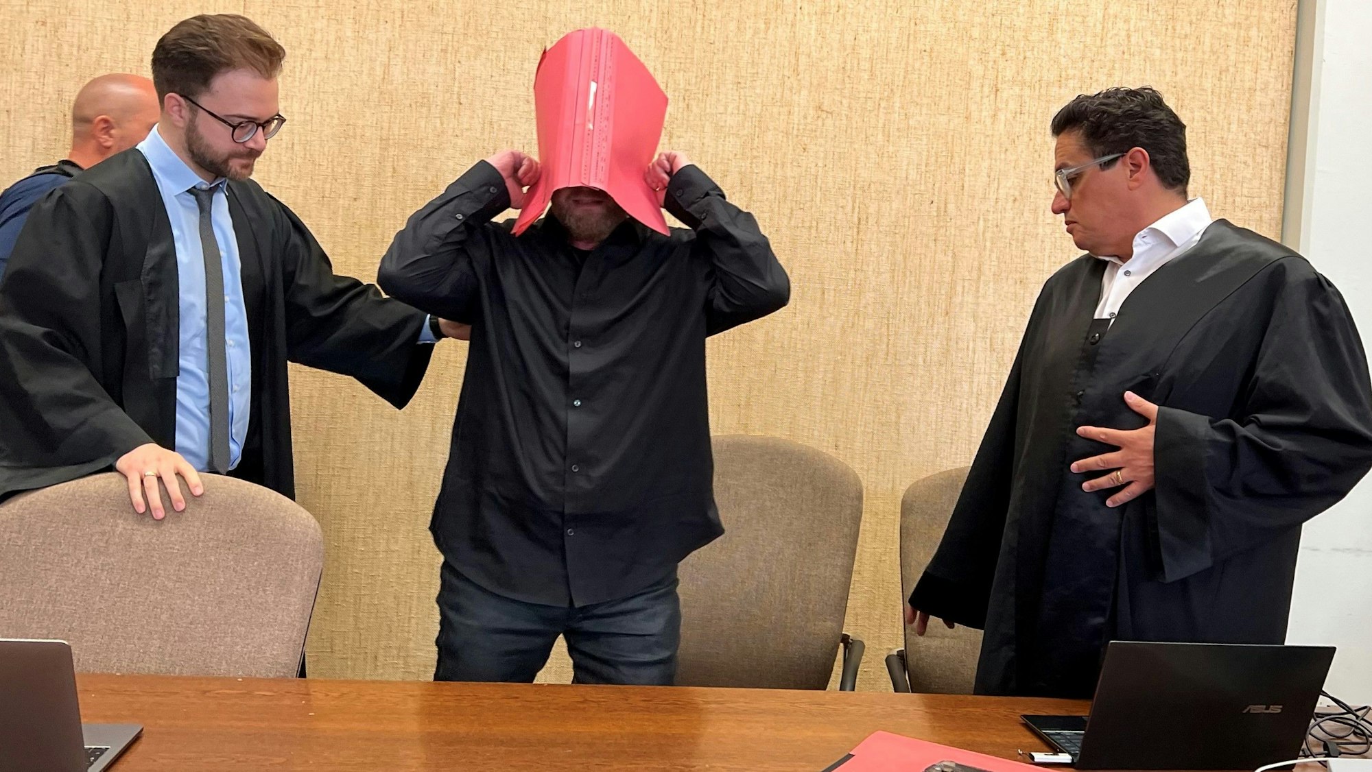 Der Angeklagte Norman S. (55) beim Prozessauftakt mit seinen Verteidigern Maximilian Klefenz und Frank Hatlé.