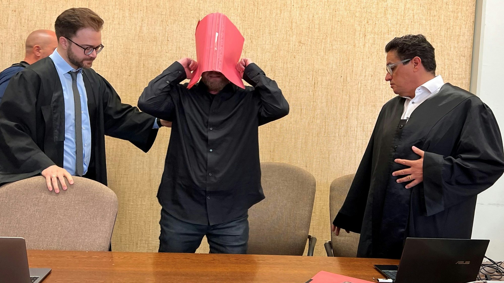 Der Angeklagte (54) beim Prozessauftakt mit seinen Verteidigern Maximilian Klefenz und Frank Hatlé.